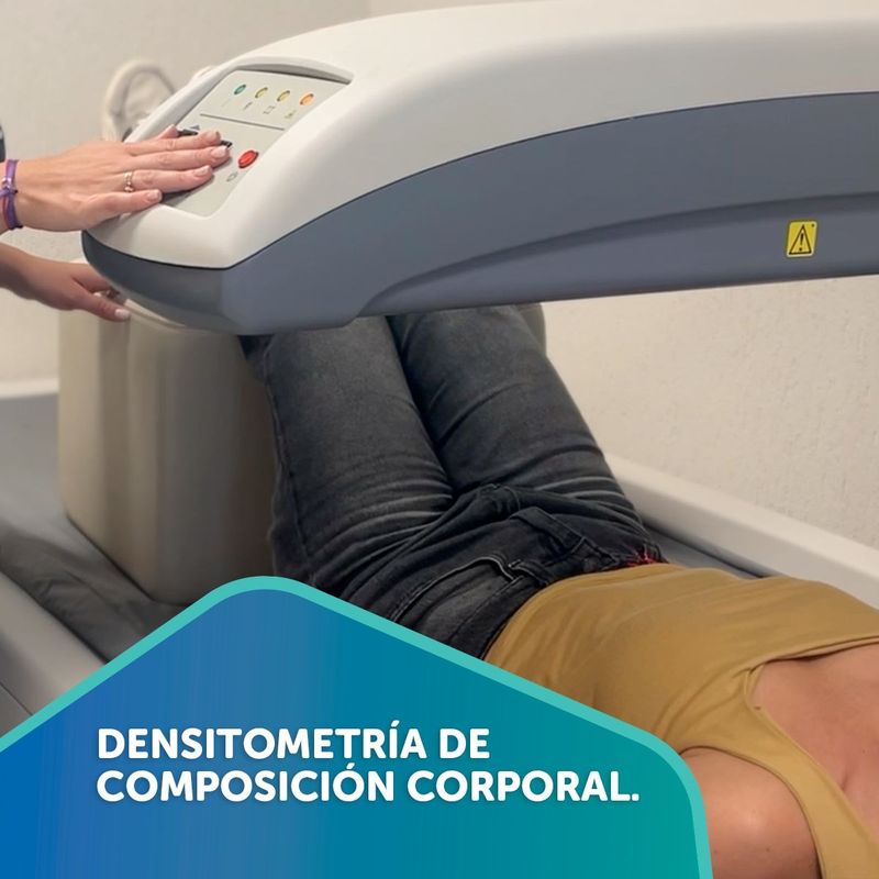 Paciente recostada en el densitómetro para un estudio de composición corporal