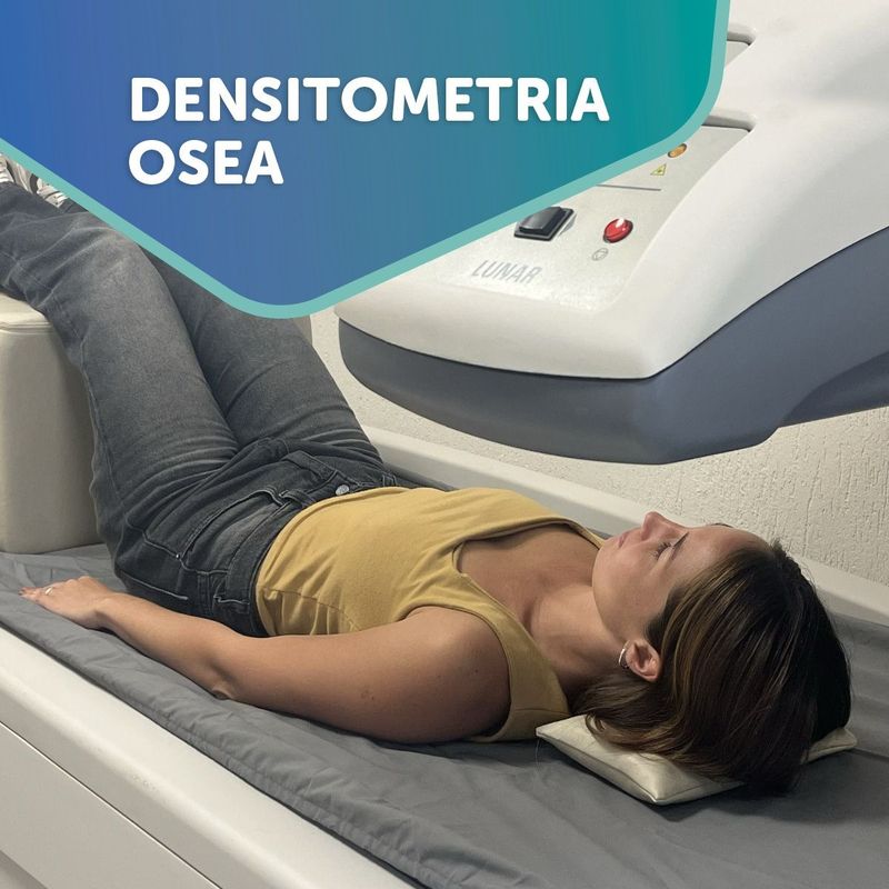 Paciente recostada en el densitómetro