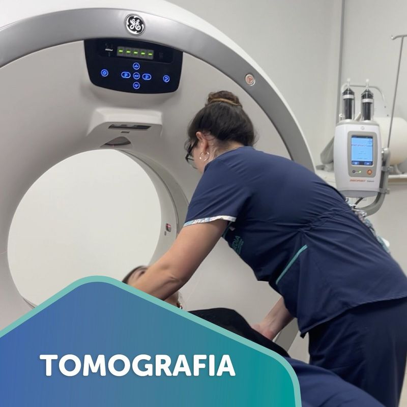 Técnica preparando a un paciente en el tomógrafo