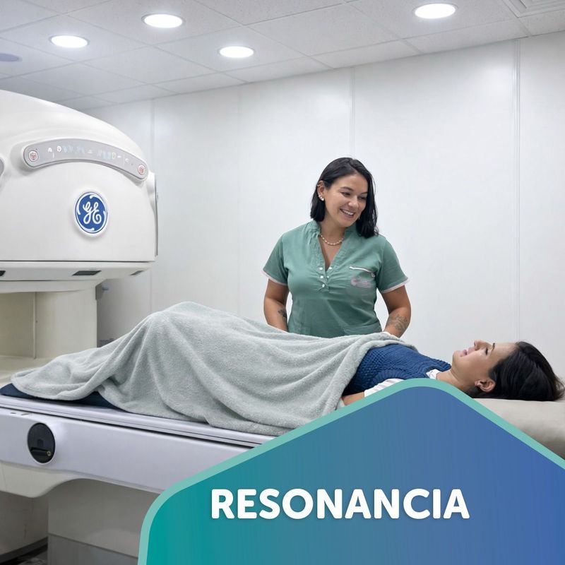 Paciente en el resonador abierto, acompañada por una técnica