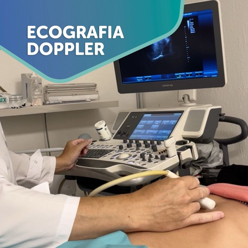 Médico haciendo una ecografía Doppler